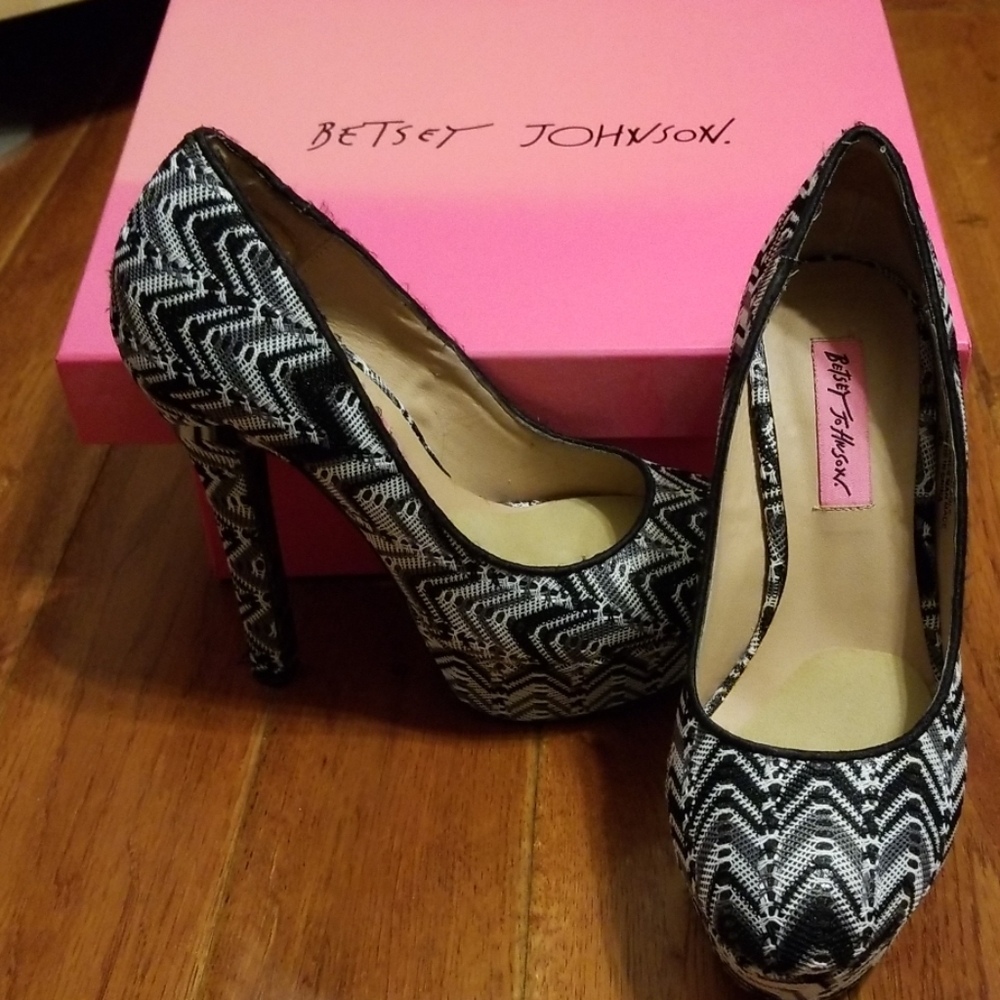 Women's Betsey Johnson platform pumps